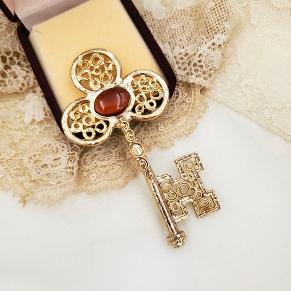 Oversized Golden Gripoix Key Brooch, Vintage Large Filigree Pin - Picture 5 of 8